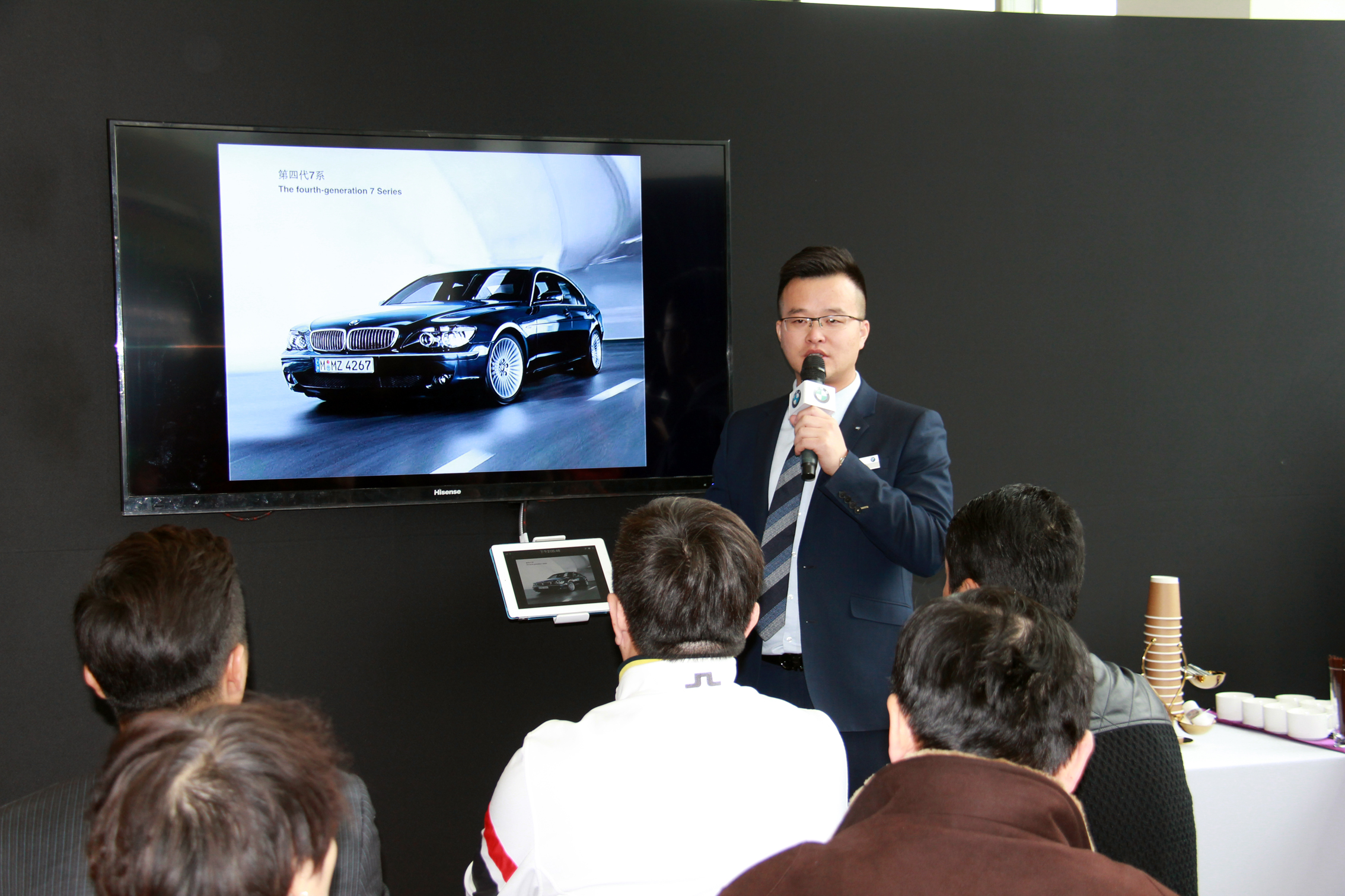 (北京盈之宝产品培训师向来宾介绍全新bmw  系的历史渊源)