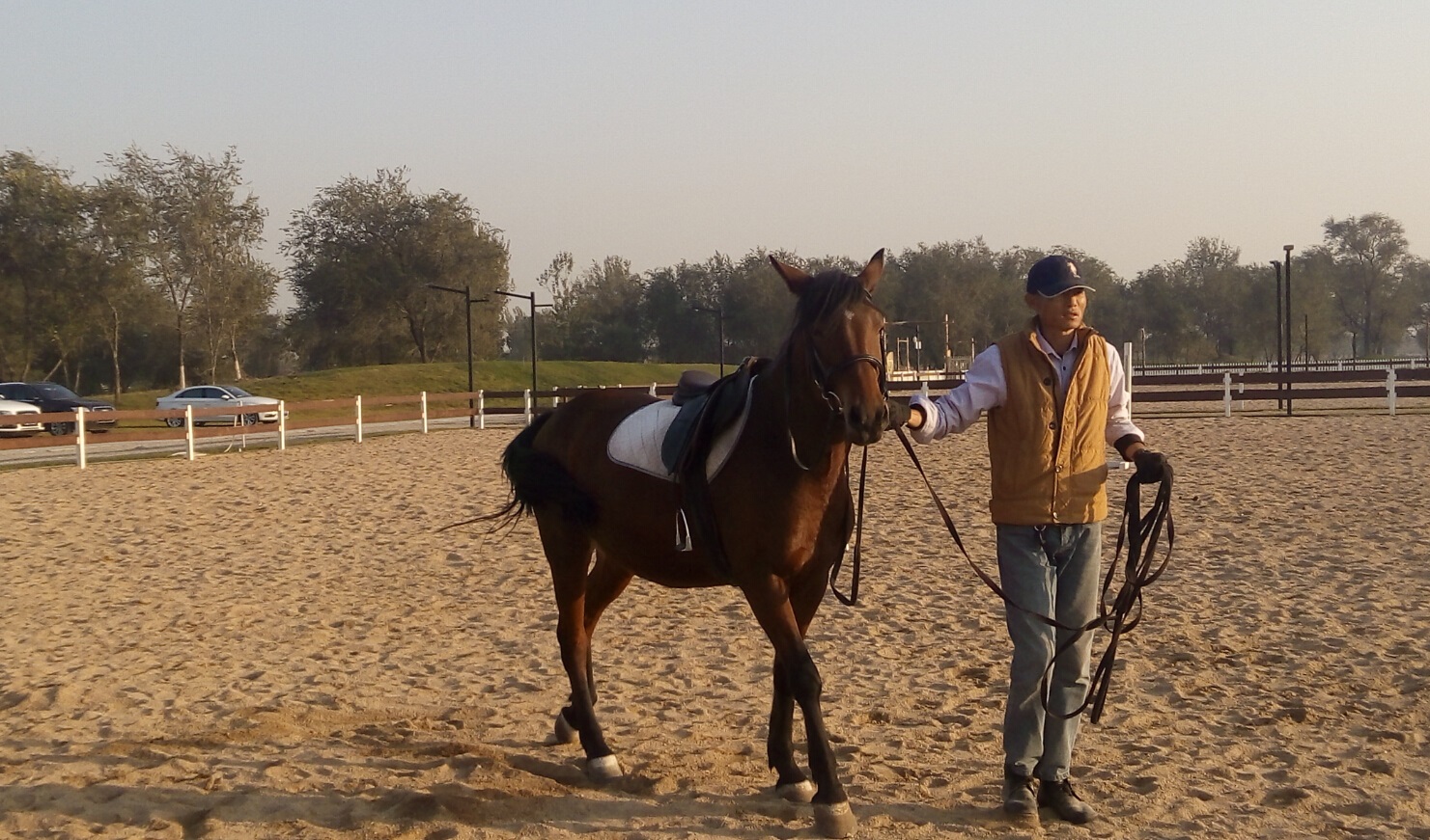 马场主人亲自引领大家,参观马房,介绍马匹的习性