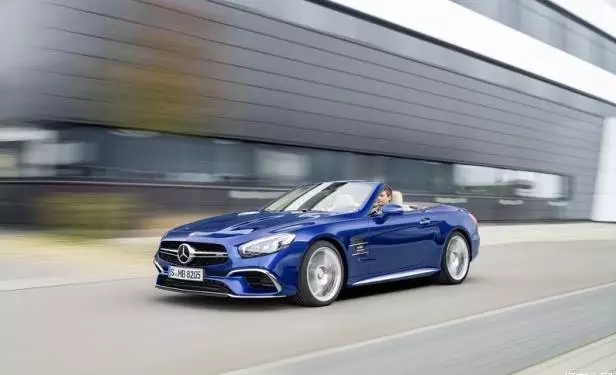 侧裙和排气,使新车看起来更加犀利,前翼子板位置的v12 biturbo